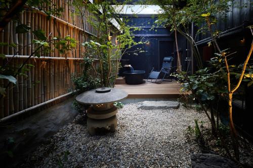 a small garden with a stoneificialificialificialificialificialificialificialificialificialificial at 瀬戸内サウナホテル月 in Takamatsu