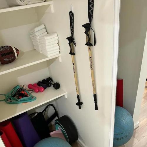 Imagen de la galería de Serene Modern Home Backdoor with great WiFi, games, movies, patio seating and bbq Easy Access to North Joshua Tree National Park in 10 minutes, en Twentynine Palms