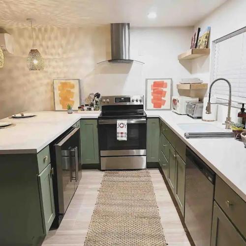 Una cocina o zona de cocina en Serene Modern Home Backdoor with great WiFi, games, movies, patio seating and bbq Easy Access to North Joshua Tree National Park in 10 minutes