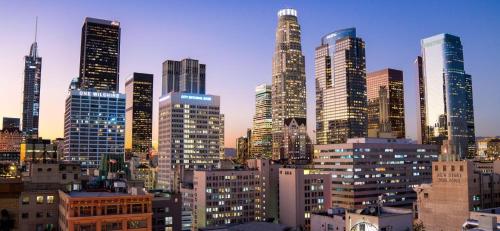 - une vue sur les toits de la ville avec de grands bâtiments dans l'établissement Historic Downtown LA Loft - Urban Charm, à Los Angeles