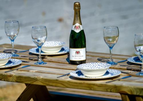 アベルソホにあるDolwarの木製テーブルとグラスの上に置かれたワイン1本