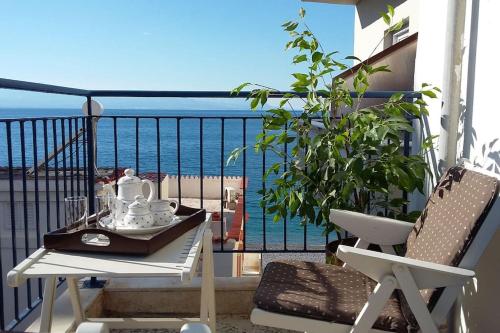 Top floor seaside apartment