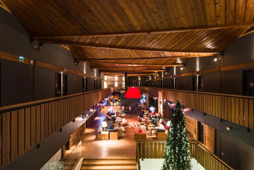 una vista aérea del vestíbulo de un edificio con un árbol de Navidad en Marmotel & Spa en Pra-Loup