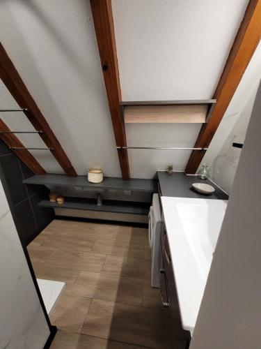 um quarto com uma escada com um banco no tecto em Gite Delphine em Kaysersberg