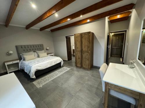 Un pat sau paturi într-o cameră la De Akker Guest House Louis Trichardt
