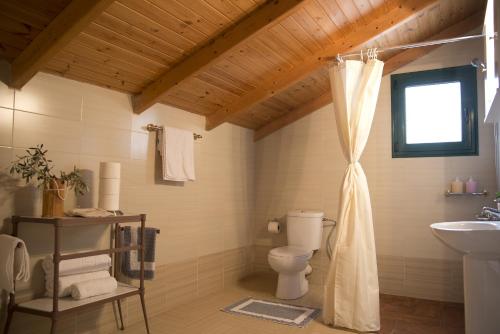 Ett badrum på Agrotospita Country Houses