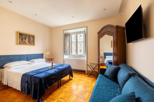 sypialnia z łóżkiem i niebieską kanapą w obiekcie Martina House w Rzymie