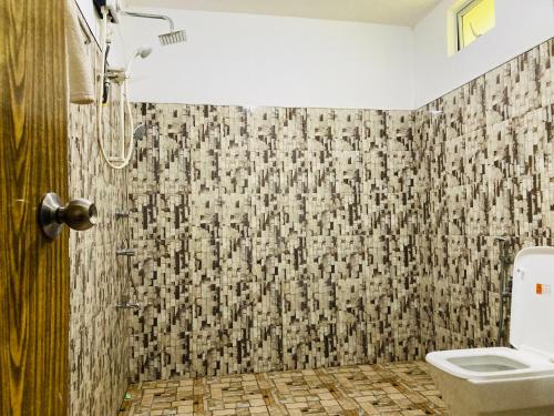 bagno con doccia e servizi igienici di suncity privacy cottages a Udawalawe