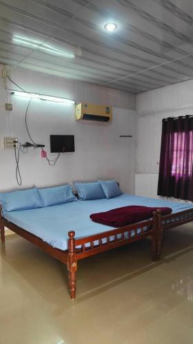 ein Schlafzimmer mit einem großen Bett in einem Zimmer in der Unterkunft CHITHRANJALI RESORT & HOME STAY in Athirappilly