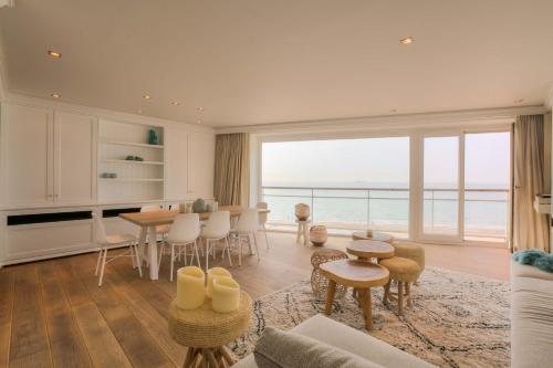 4e verdiep appartement met zeezicht in Knokke voor max 7 personenにあるシーティングエリア
