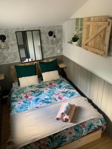 un lit dans une petite pièce avec dans l'établissement O ' Garden et sa terrasse, à Bonsecours