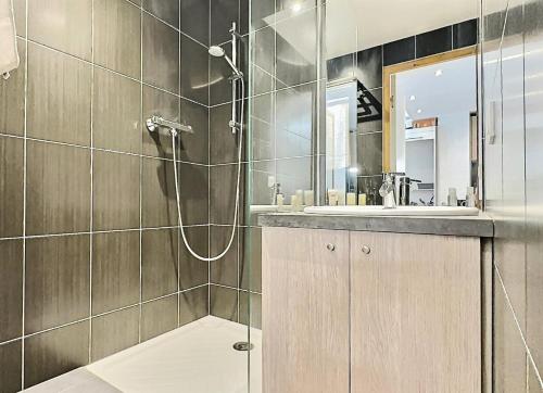 une salle de bain avec douche et lavabo dans l'établissement Résidence Les Jardins De Val - Agréable studio cabine complètement rénové pour 4 personnes situé à Val d'isère à 350m du centre du village et 450m des pistes MAE-0164, à Val dʼIsère