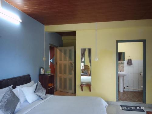 Ein Bett oder Betten in einem Zimmer der Unterkunft LaMansion Inn