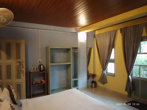 Un pat sau paturi într-o cameră la LaMansion Inn