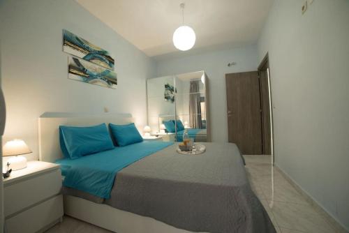 Ένα ή περισσότερα κρεβάτια σε δωμάτιο στο Emeralds-Kalamaki Andriana home