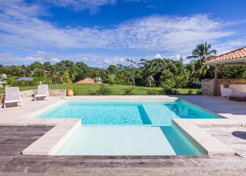 Villa Saint Alban by Habitation Saint Charles tesisinde veya buraya yakın yüzme havuzu