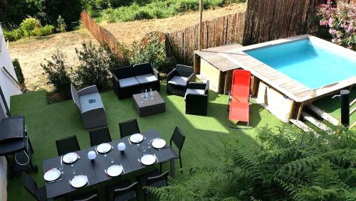 une arrière-cour avec une table et une piscine dans l'établissement Corse et Zen LOFT ZEN 145m2 8à9 pers, à Taglio-Isolaccio