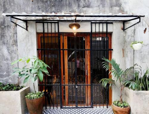 uma entrada para um edifício com uma porta de ferro forjado em TinyHouse w/ Pool & Alfresco Area for Guests em Bacolod