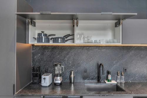 eine Küche mit einer Arbeitsplatte mit Spüle in der Unterkunft Poolside Loft: Great for Events in Houston