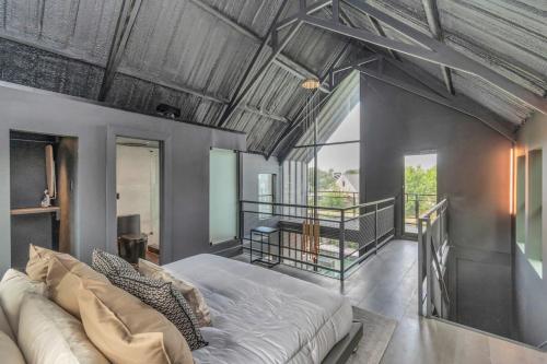 ein Wohnzimmer mit einer Couch und einigen Fenstern in der Unterkunft Poolside Loft: Great for Events in Houston