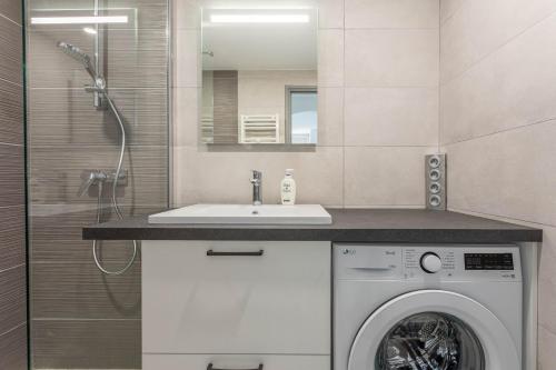 La salle de bains est pourvue d'un lave-linge et d'un lavabo. dans l'établissement Beau 40m² Proche du centre Wifi, à Saint-Raphaël