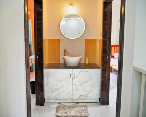 y baño con lavabo y espejo. en Hyderabad Home: Serene 3BHK Retreat in the Heart of the City, en Hyderabad