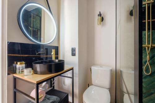 a bathroom with a sink and a toilet at Appartement Le Montfleury in Cannes