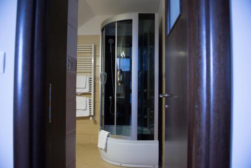 a glass elevator in a room with a hallway at Hotel President in Satu Mare