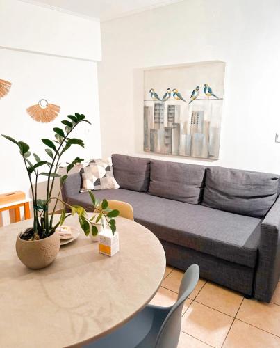 - un salon avec un canapé et une table dans l'établissement Zenios Andromeda - Quiet and modern apartment, à Athènes
