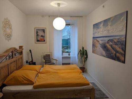 1 dormitorio con 1 cama con manta naranja en zum runden Turm, en Andernach