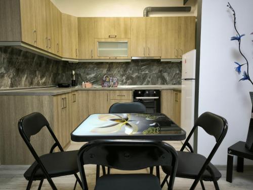 クサンティにあるPerikleous Apartmentのキッチン(テーブル、椅子付)