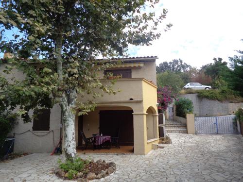 ein kleines Haus mit einem Baum davor in der Unterkunft Villa Petra in Sainte-Maxime