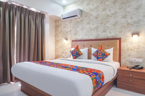 1 dormitorio con 1 cama grande en una habitación en FabHotel Emersion Residency, en Pune