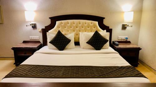 Gulta vai gultas numurā naktsmītnē Hotel Le Cypress