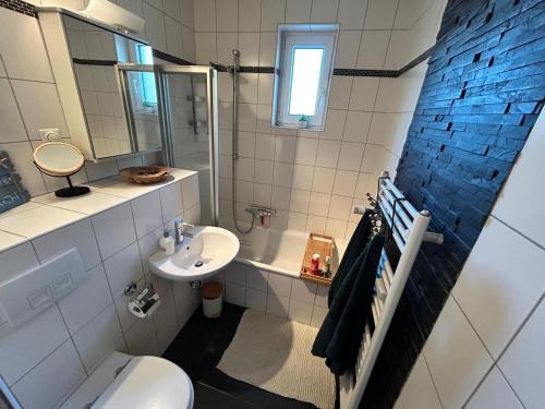 a bathroom with a toilet and a sink at saniert zentrale 2Zi Wohnung Messe Essen in Essen