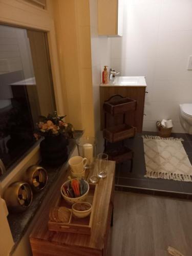 La salle de bains est pourvue d'une table, d'un lavabo et d'un comptoir. dans l'établissement Casa Barata, à Riemst