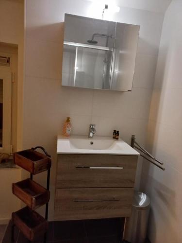 La salle de bains est pourvue d'un lavabo, d'une armoire et d'un miroir. dans l'établissement Casa Barata, à Riemst