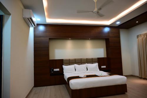 Ένα ή περισσότερα κρεβάτια σε δωμάτιο στο Unnati Stay Inn Vijayapura