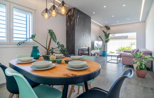 a dining room with a table and chairs at Gorgeous Home In Chiclana De La Fronter in Chiclana de la Frontera