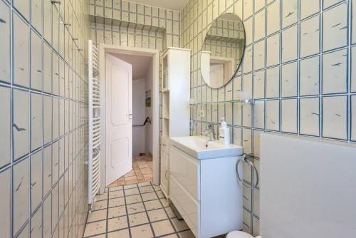 a bathroom with a sink and a mirror at Sonnige Ferien im Nordseegruß 2 in Wenningstedt