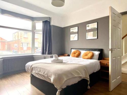 ein Schlafzimmer mit einem großen Bett und einem Fenster in der Unterkunft Spacious, garden, Netflix, near city in Newcastle upon Tyne