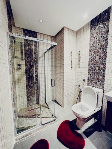 La salle de bains est pourvue d'une douche et de toilettes. dans l'établissement Harhoura, à Temara