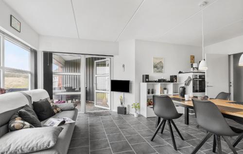 Kuchyň nebo kuchyňský kout v ubytování 2 Bedroom Stunning Apartment In Fanø
