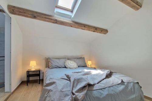 Un pat sau paturi într-o cameră la [10 metri dal Mare] Wi-Fi A/C 8 posti