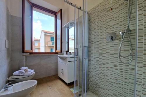 y baño con ducha, lavabo y aseo. en [10 metri dal Mare] Wi-Fi A/C 8 posti en Porto Recanati