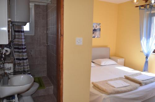 bagno con letto, lavandino e doccia di Apartments Aneva 1 a Baška