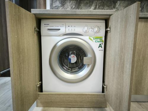 クサンティにあるPerikleous Apartmentの木箱入りの白い洗濯機