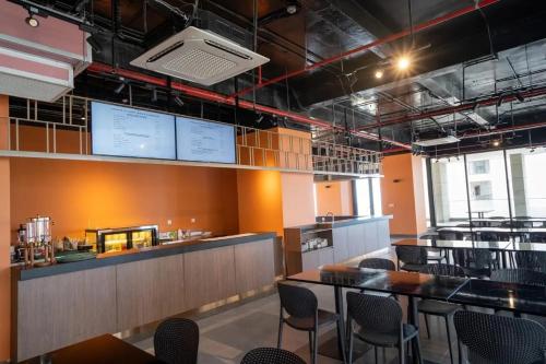 un ristorante con tavoli e sedie in una stanza di PEARL APEC MANDALA a Mui Ne