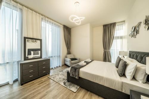 Un pat sau paturi într-o cameră la Primestay - 2BR in Al Habtoor City - Amna Tower