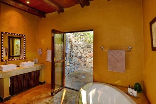 Koupelna v ubytování Motswiri Private Safari Lodge